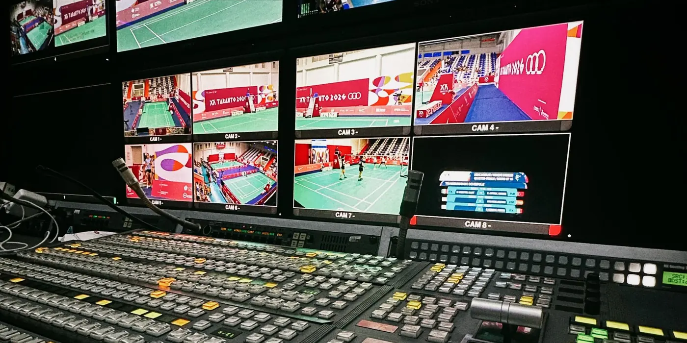 Banco di regia televisiva con monitor accesi